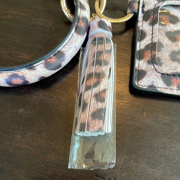 Key ring with wristlet - Picture 3 of 5